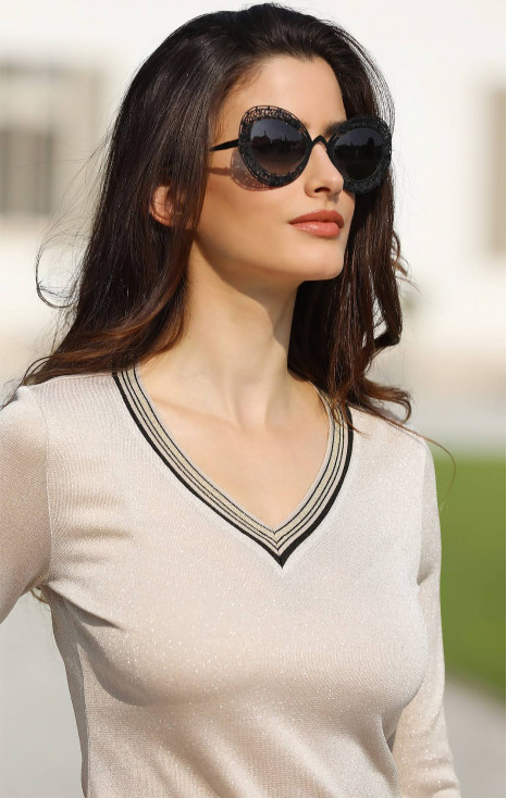 Вталена блуза с V деколте в светло бежово със сребърен блясък [1]