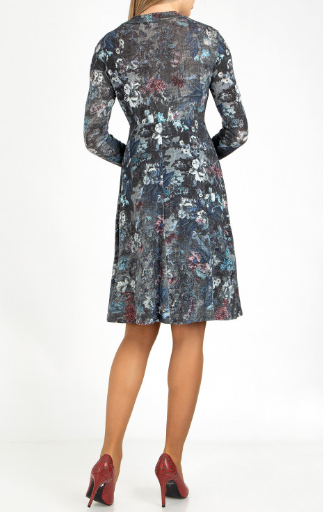 Рокля с висока талия от топла и мека материя в графитено сиво с флорален принт