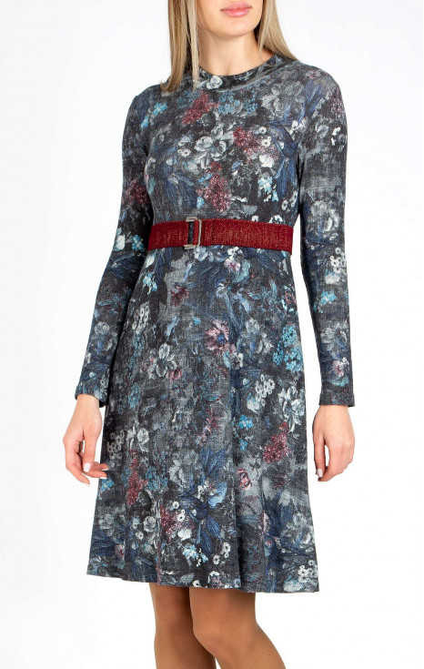 Рокля с висока талия от топла и мека материя в графитено сиво с флорален принт