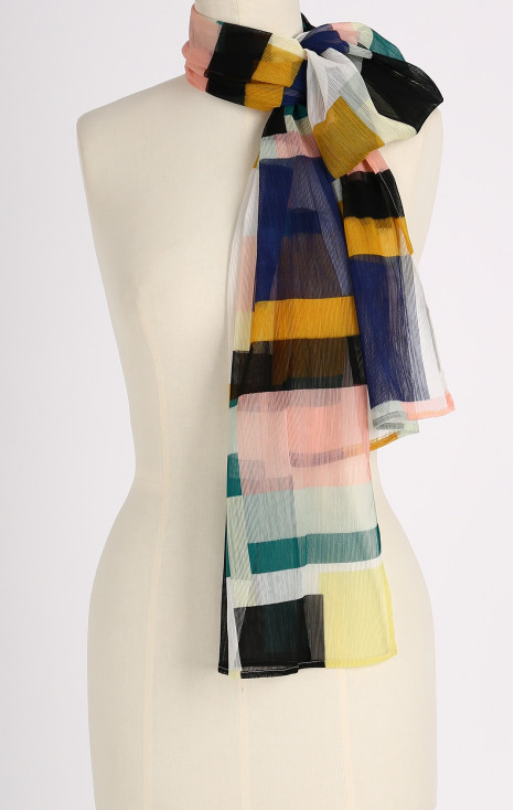 Лек ефирен шал с графичен десен