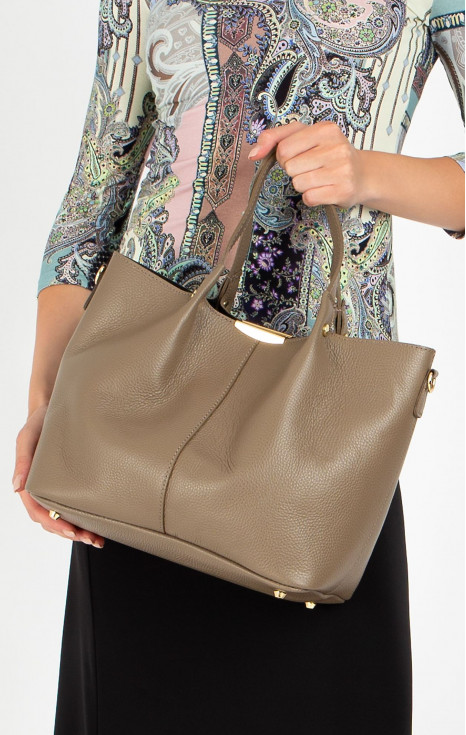 Елегантна дамска чанта с изчистен и модерен дизайн в цвят Taupe
