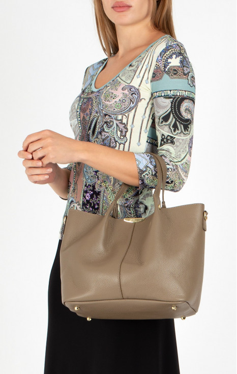 Елегантна дамска чанта с изчистен и модерен дизайн в цвят Taupe [1]