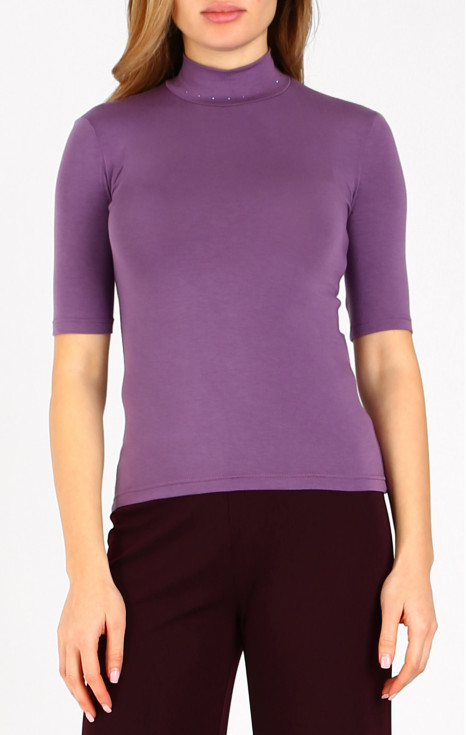 Стилна блуза с поло яка в цвят Orchid Mist и нежна декорация от кристали Swarovski