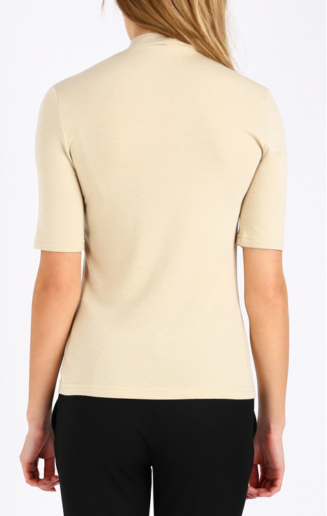 Мека трикотажна блуза с поло яка в цвят Cloud Cream