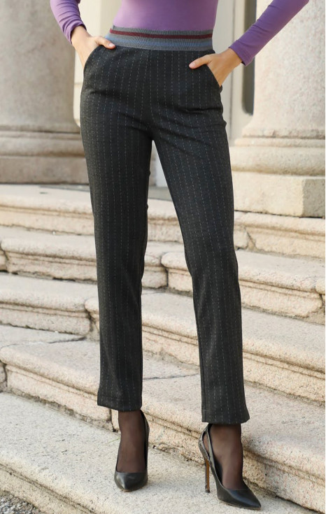 Елегантен панталон от стегната трикотажна материя в черно с бяло райе