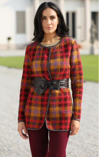 Топла жилетка в каре със свежа вълна в червената есенна гама