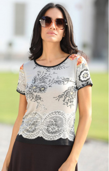 Блуза от лека трикотажна материя и принт с флорална дантела