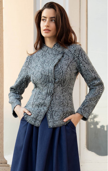 Ефектно сако от свежа вълна с асиметрично закопчаване в черно и бяло