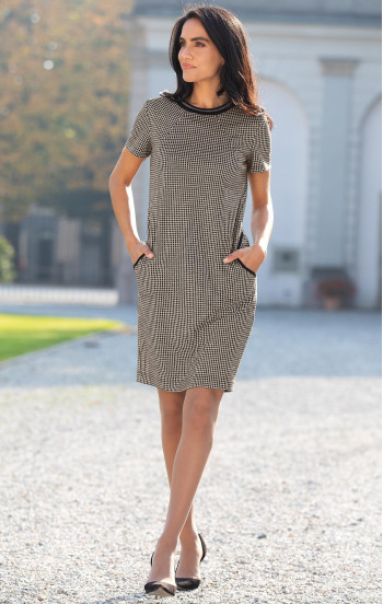 Елегантна рокля от трикотажен жакард в десен пепит