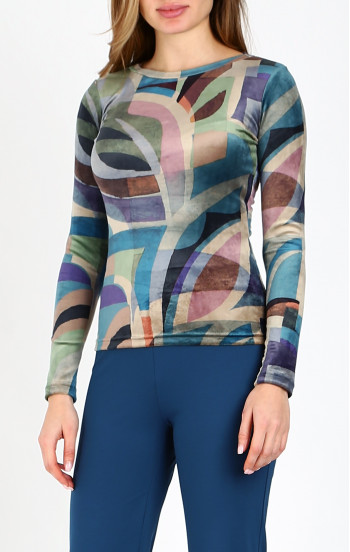 Блуза от кадифе с лодка деколте в красив геометричен десен в синьо-зелена гама