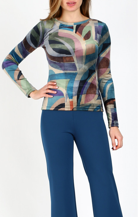 Блуза от кадифе с лодка деколте в красив геометричен десен в синьо-зелена гама