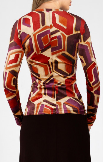 Блуза от кадифе с лодка деколте в графичен десен в цвят Brick и Plum Purple на бежов фон [1]