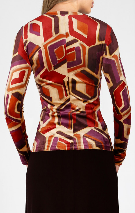Блуза от кадифе с лодка деколте в графичен десен в цвят Brick и Plum Purple на бежов фон [1]