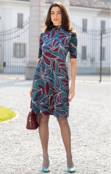 Рокля от кадифе в стилизиран флорален десен