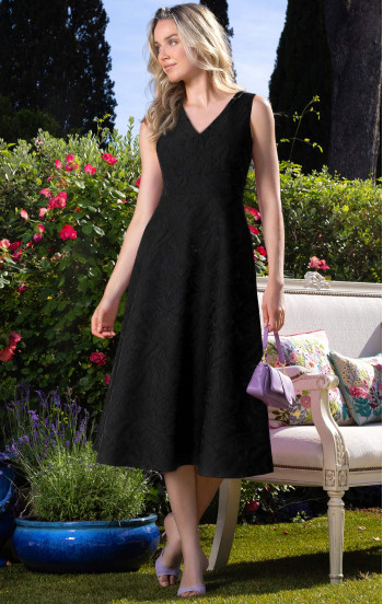 Изящна рокля от сатениран жакард в черно