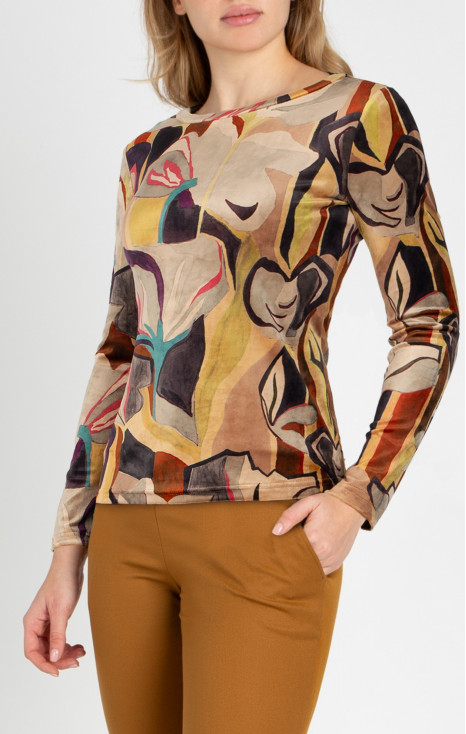 Блуза от кадифе с лодка деколте в абстрактен флорален десен в бежово есенна гама