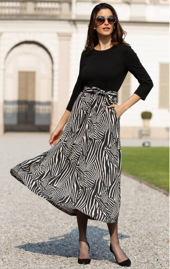 Елегантна рокля с графичен десен в черно и екрю [1]