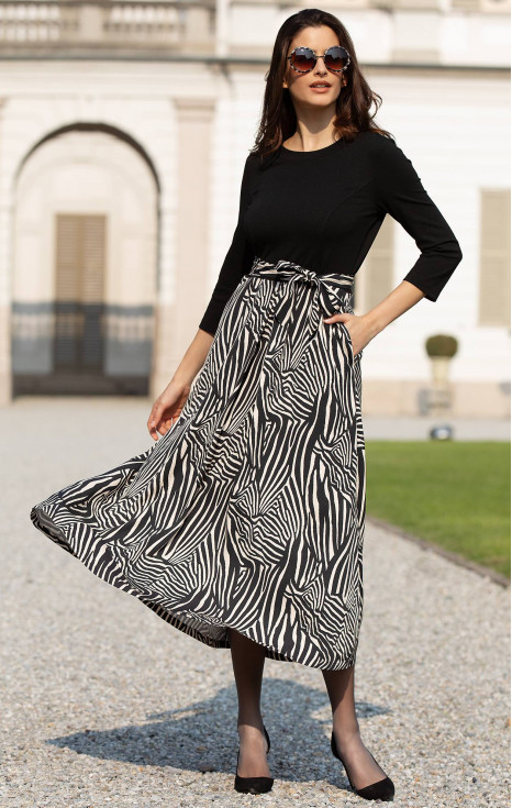 Елегантна рокля с графичен десен в черно и екрю [1]