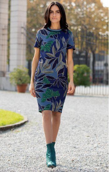 Елегантна рокля от плътно трико с модерен принт