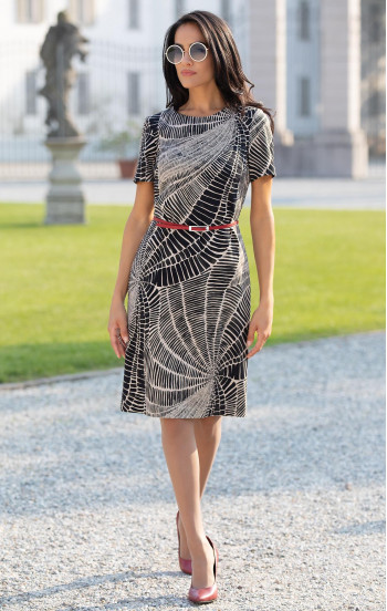 Права рокля от плътна еластична материя в монохромен принт в черно и екрю