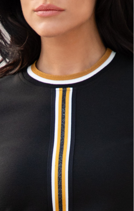 Елегантна черна блуза от стегнато трико с декоративна лента в бяло и горчица