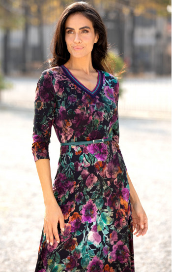 Стилна рокля от луксозно плътно жарсе в красив флорален десен в Plum Purple, Amethyst и Alpine Green [1]