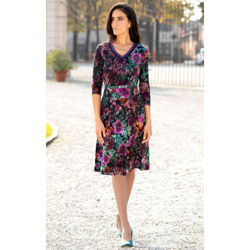 Стилна рокля от луксозно плътно жарсе в красив флорален десен в Plum Purple, Amethyst и Alpine Green
