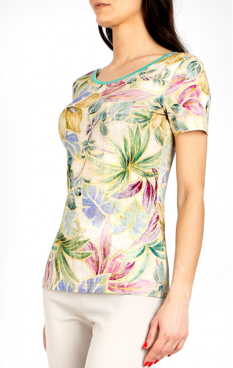 Вталена блуза в пясъчно бежово с нежни флорални мотиви